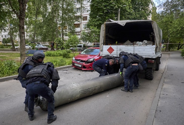 Orosz Sz-300-as rakéta maradványát emelik teherautóra a mentőalakulat tagjai Harkivban 2024. május 14-én, miután orosz rakéta-és siklóbomba-támadás érte a kelet-ukrajnai város egyik lakónegyedét