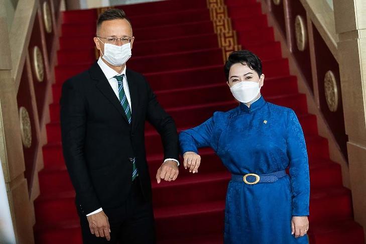 Szétszórjuk a világban a nyakunkon maradt vakcinákat és lélegeztetőgépeket 