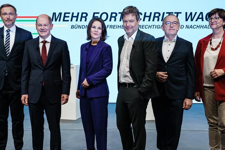 A koalíciós pártok vezetői a koalíciós szerződés bemutatásán Berlinben 2021. november 24-én. Balról a második Olaf Scholz, a jövendőbeli kancellár. EPA/CLEMENS BILAN