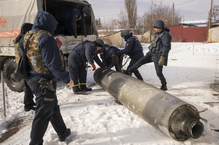 Az ukrán biztonsági erők tagjai elszállítanak egy SZ–300 típusú orosz rakétát a kelet-ukrajnai Harkivban 2023. február 17-én. Fotó: MTI/AP/Vadim Ghirda