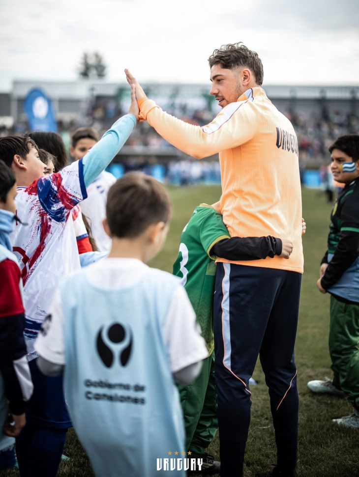 Federico Valverde, az uruguayi válogatott egyik sztárja Uruguayban &ndash; ilyen szeretet övezi a játékosokat