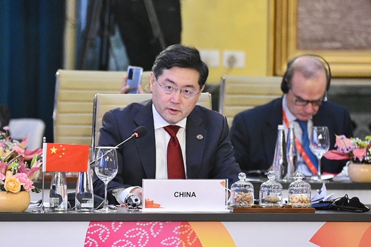 Csin Kang kínai külügyminiszter a G20 külügyminiszteri értekezletén Újdelhiben 2023. március 2-án. Fotó: MTI/EPA/Indiai külügyminisztérium 