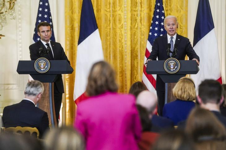 Emmanuel Macron és Joe Biden. Fotó: EPA/SHAWN THEW
