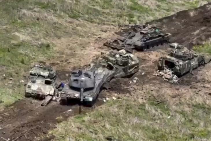 Kilőtt ukrán tankok és páncélos járművek a dél-ukrajnai Zaporizzsja régióban egy 2023. június 9-én nyilvánosságra hozott videófelvételen. Fotó: EPA/RUSSIAN DEFENCE MINISTRY PRESS SERVICE
