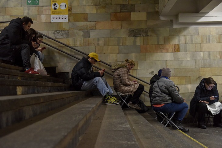 Emberek egy légvédelmi óvóhelyként használt metróállomáson egy Kijev elleni orosz rakétatámadás alatt 2023. március 9-én. Fotó: MTI/EPA/Oleh Petraszjuk