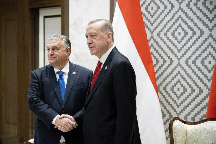 Orbán Viktor és Erdoğan elnök korábbi találkozója. Erdoğan nyomására a török jegybank unortodox módon az emelkedő árakra nem kamatemeléssel, hanem kamatcsökkentéssel válaszolt. Fotó: MTI / Miniszterelnöki Sajtóiroda / Fischer Zoltán