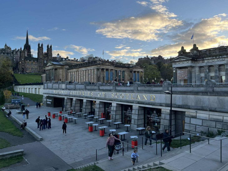 Az ingyenesen látogatható Nemzeti Galéria előtt sokszor nagy az élet 