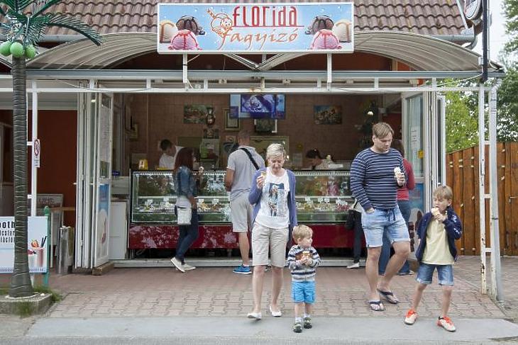 Sör, lángos, pénztárgép: így érzik magukat a NAV-osok a Balatonon 
