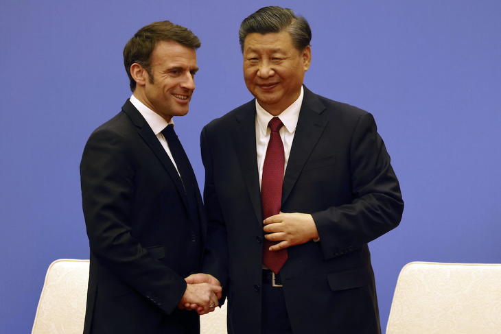 A hivatalos látogatáson Kínában tartózkodó Emmanuel Macron francia elnök és Hszi Csin-ping kínai államfő a francia-kínai vállalkozói tanács ülésén Pekingben 2023. április 6-án. Fotó: MTI/AP/AFP pool/Ludovic Marin