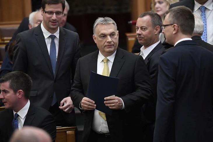 Orbán Viktor levelet ír és pénzt kér 