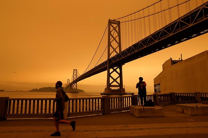 Narancsszínű ég San Francisco felett 2020. szeptember 9-én: az égboltot is átfestette a kalifornai erdőtüzek füstje. EPA/JOHN G. MABANGLO
