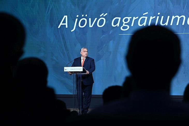 Orbán Viktor miniszterelnök beszédet mond a Nemzeti Agrárgazdasági Kamara országos küldöttgyűlésének alakuló ülésén a Hungexpo Kongresszusi Központban 2022. július 7-én. Fotó: MTI/Máthé Zoltán