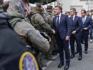 Macron most békét és nyugalmat szeretne - messze Európától