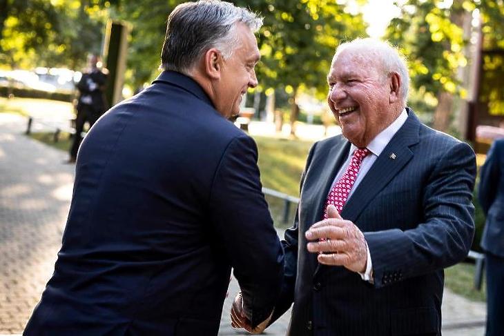 Hazatér a befolyásos nagykövet, aki tökéletes partnernek nevezte Orbán Viktort