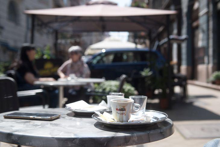 Vendégek egy kávézó teraszán a Ráday utcában (Fotó: MTI/Koszticsák Szilárd)