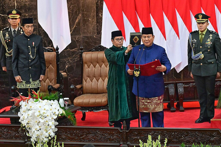 Prabowo Subianto indonéz elnök esküt tesz
