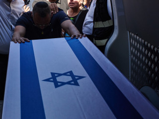 Azonosították Izraelben a Hamász által átadott újabb holttesteket