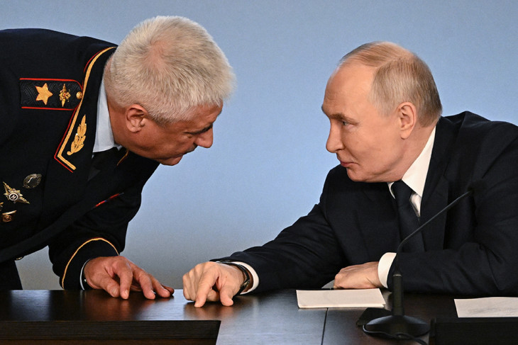 Vlagyimir Putyin és Vlagyimir Kolokolcov belügyminiszter vált szót a minisztérium kibővített ülésén, 2026. március 4-én