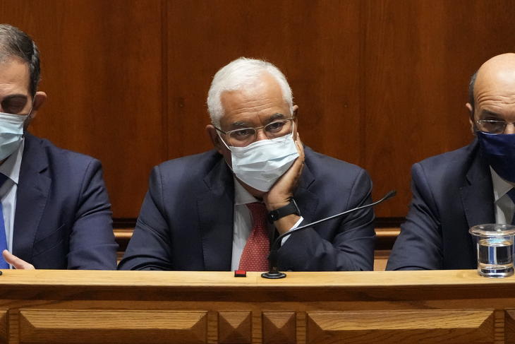 António Costa miniszterelnöknek nem sikerült megvédenie magát a korrupciótól. Fotó: MTI/AP/Armando Franca