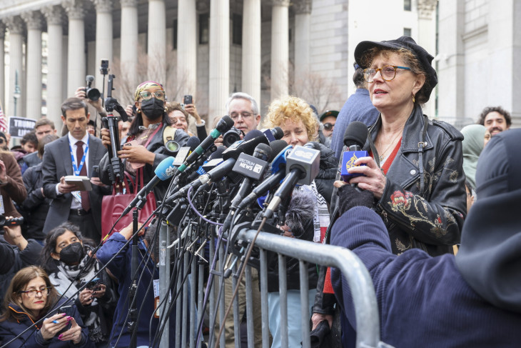 Susan Sarandon amerikai színésznő, emberi jogi aktivista (j) beszél a Mahmoud Khalil palesztin származású aktivistának, a Columbia Egyetem hallgatójának a letartóztatása elleni tüntetésen egy New York-i bíróság előtt 2025. március 12-én