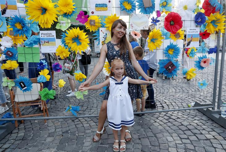 Egy ukrán menekült anya és kislánya Romániában - már kevésbé várják tárt karokkal őket Nyugat-Európában