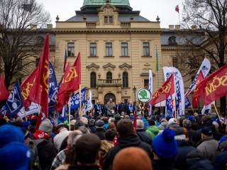 Szakszervezetek tüntetése a nyugdíjreform ellen a kormányhivatal előtt Prágában 2023. március 29-én. Fotó: EPA/MARTIN DIVISEK  