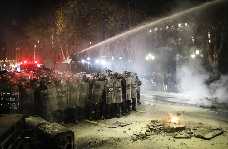 Vízágyúval oszlatják a kormányzó Georgiai Álom - Demokratikus Georgia párt székháza előtt összegyűlt ellenzéki tüntetőket Tbilisziben 2024. november 28-án, miután Irakli Kobahidze georgiai kormányfő bejelentette, hogy Georgia 2028-ig felfüggeszti a csatlakozási tárgyalások megkezdését az Európai Unióval