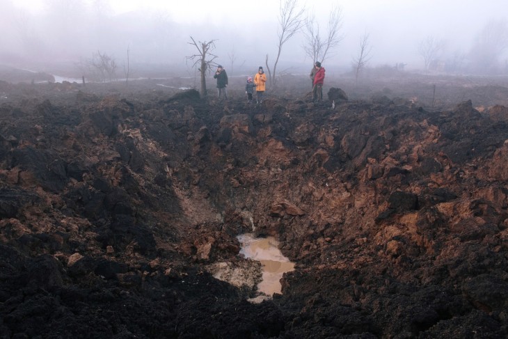 Egy rakétacsapás okozta kráter Harkiv közelében. (Korábbi, 2023. március 9-i felvétel.) Fotó:  EPA/PAVLO PAKHOMENKO