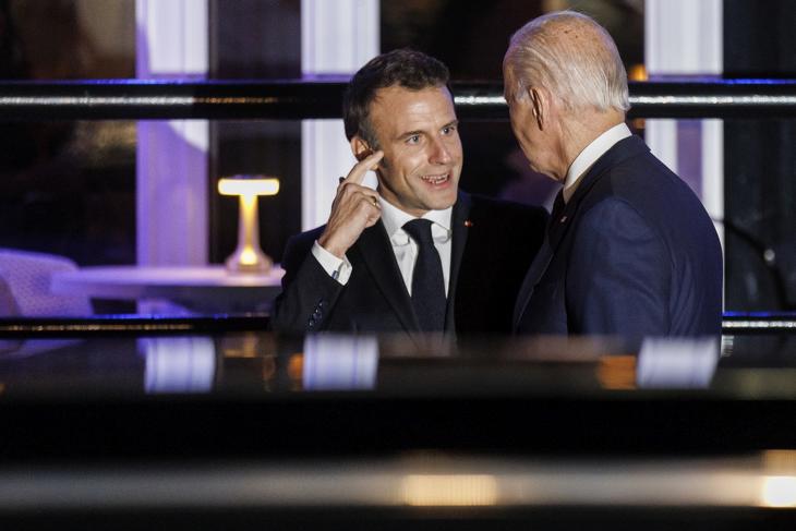 Joe Biden amerikai elnök és Emmanuel Macron francia elnök távozik a Fiola Mare étteremből Washingtonban, 2022. november 30-án - nem felhőtlen a viszony. Fotó: EPA/Ting Shen