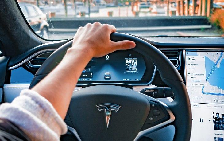 Tőkét emel a Tesla, felülteljesített a BUX