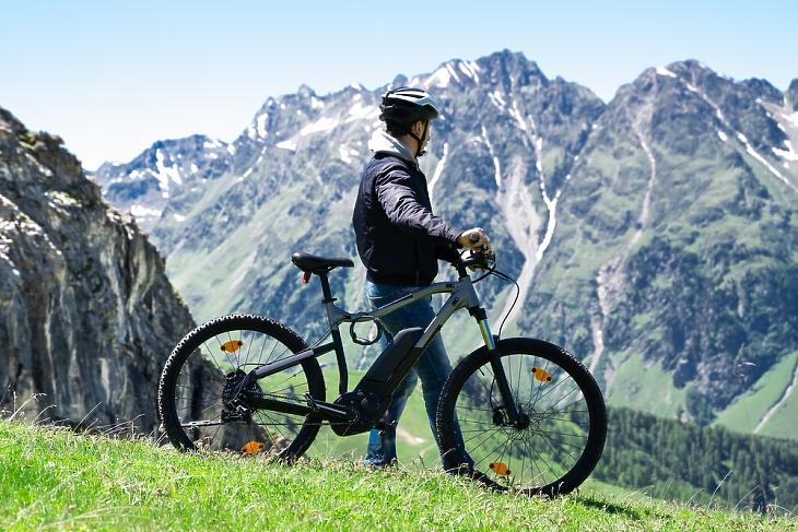 Az osztrák Alpokban sokan tekernek már e-bringával. Illusztráció - forrás: Depositphotos