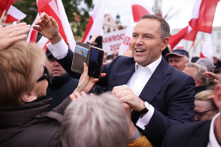 A fő lengyel ellenzéki erő, a Jog és Igazságosság (PiS) támogatásával induló államfőjelölt, Karol Nawrocki, a lengyel Nemzeti Emlékezet Intézetének (IPN) elnöke kampányol a Mazóviai vajdaságban levő Plockban 2025. május 7-én