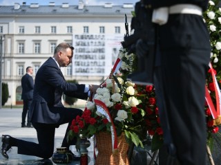 Andrzej Duda lengyel államfő megkoszorúzza a néhai Lech Kaczynski lengyel elnök szobrát a szmolenszki repülőszerencsétlenség évfordulójának alkalmából tartott megemlékezésen a varsói Pilsudski téren 2023. április 10-én. A Kaczynski elnököt és feleségét, valamint 94 másik embert – köztük az állami szféra és a hadsereg több vezető személyiségét – szállító repülőgép 2010. április 10-én zuhant le az oroszországi Szmolenszk közelében, és senki sem élte túl a katasztrófát. MTI/EPA/PAP/Marcin Obara