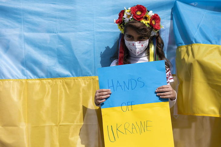 Plakátot tart egy kislány az Ukrajnát ért orosz támadás elleni tüntetésen Athénban 2022. február 26-án. Fotó: MTI/AP/Jorgosz Karahalisz