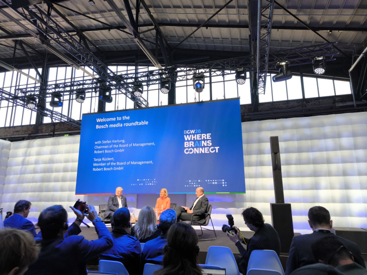 Hátráltat a szigorú szabályozás? Stefan Hartung (a bal oldalon) és Tanja Rückert (középen) a Bosch ConnectedWorld nyitó kerekasztal-beszélgetésén