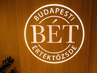 Soha nem látott fejleményre került sor a pesti parketten