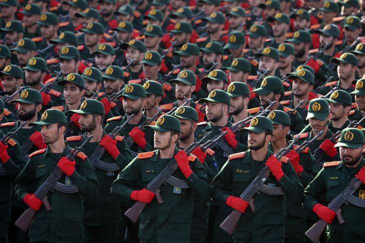 Iráni katonák menetelnek az irak-iráni háború kitörésének 44. évfordulója alkalmából tartott díszszemlén Teheránban 2024. szeptember 21-én