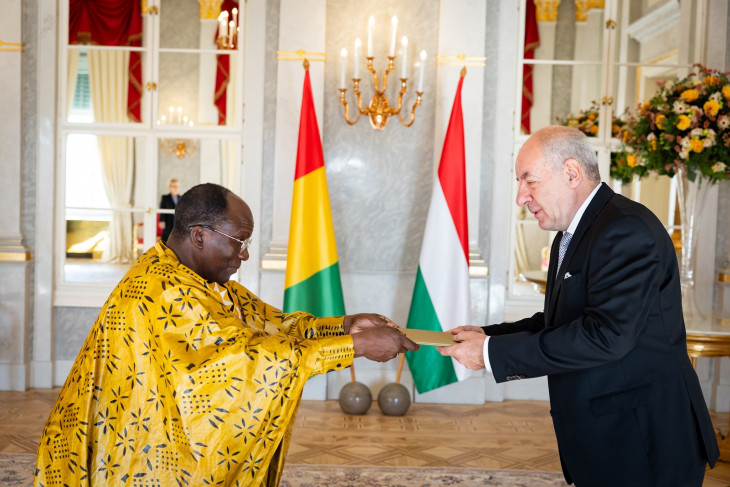 Haba Niankoye, a Guineai Köztársaság rendkívüli és meghatalmazott nagykövetéte átnyújtja megbízólevelét Sulyok Tamás köztársasági elnöknek.