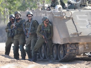 Az izraeliek próbálják páncélosokkal védeni katonáik életét, de ez a taktika néha vissza is üthet - járőröző izraeli katonák Dél-Izraelben, a Gázai övezet határtérségében 2023. október 26-án. Fotó: MTI/EPA/Abir Szultan 