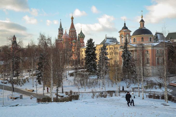 A havas Moszkva 2022. november 16-án, háttérben a Vaszilij Blazsennij-székesegyház és a Kreml. Újabb férfiakat vihetnek el a háborúba.  MTI/EPA