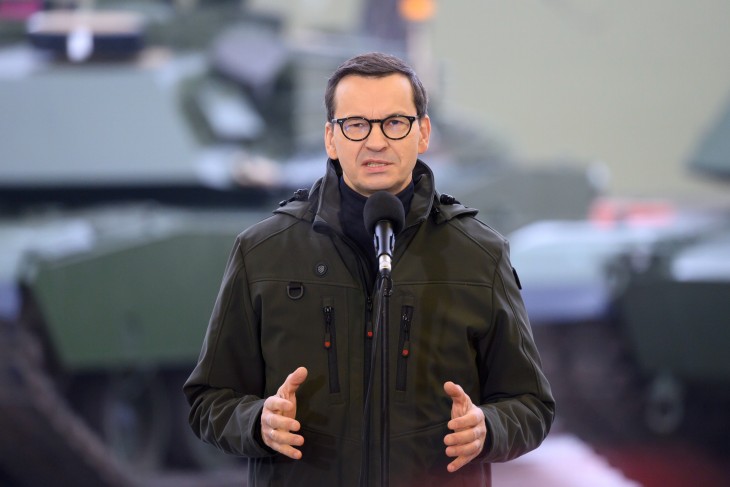Mateusz Morawiecki lengyel kormányfő egy katonai kiképzőközpontban a lengyelországi Biedruskóban 2022. december 23-án. Fotó: EPA/Jakub Kaczmarczyk