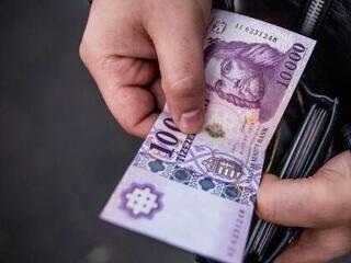 Öszeakadt a forint lába, csak nehogy elessen!