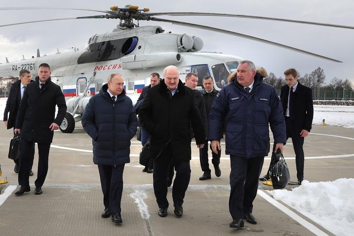 Vlagyimir Putyin és Aljakszandr Lukasenka a Vosztocsnij űrrepülőtéren 2022. április 12-én. Fotó:  EPA/MIKHAIL KLIMENTYEV/KREMLIN POOL/SPUTNIK