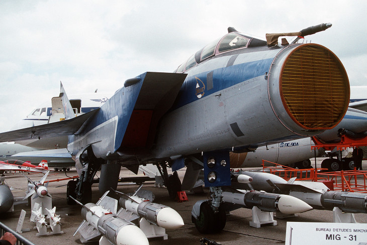 R-33-as, akár nukleáris változatban is elérhető levegő-levegő rakéták egy MiG-31-es mellett az 1991-es párizsi légi kiállításon