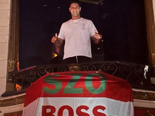 Szoboszlai Dominik ilyen zászlót kapott a szurkolóktól. Fotó: Facebook/Liverpool FC    