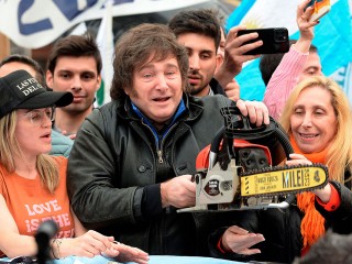 Javier Milei a választási kampányban láncfűrésszel a kezében.  