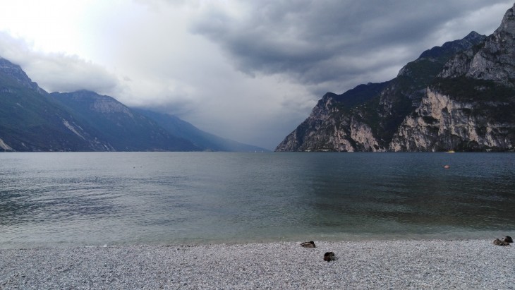 Riva del Garda híres öble a Garda-tó északi csücskében, amit csak hajnalban láttunk így, szinte egész nap szörfösök lepik el az állandóan kedvező, erős szél miatt
