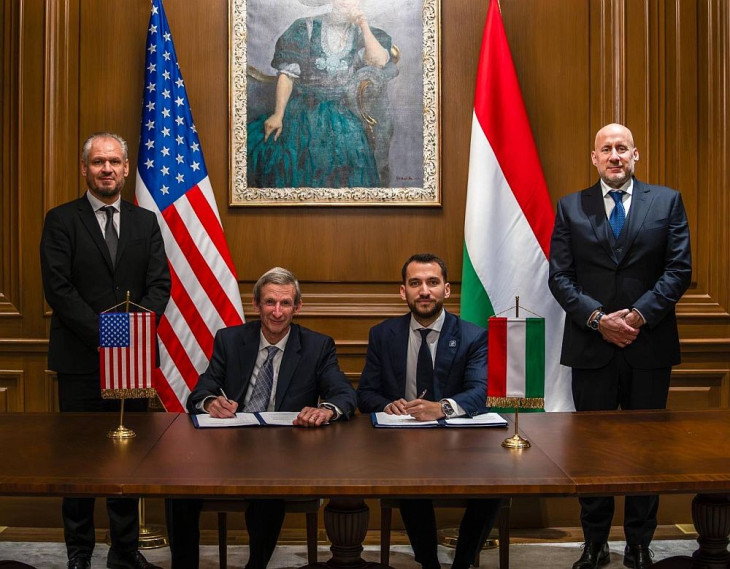 Így írták alá a megállapodást