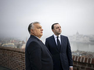A nap képe: Orbán Viktor tekintete ködbe veszett