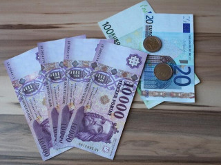Ismét benézett 400 alá a forint